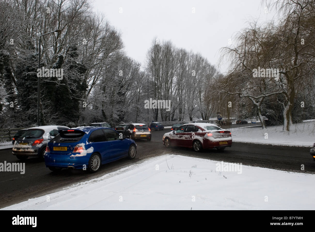 Auto in coda durante il gelido meteo su Coventry Street in inverno la neve Foto Stock