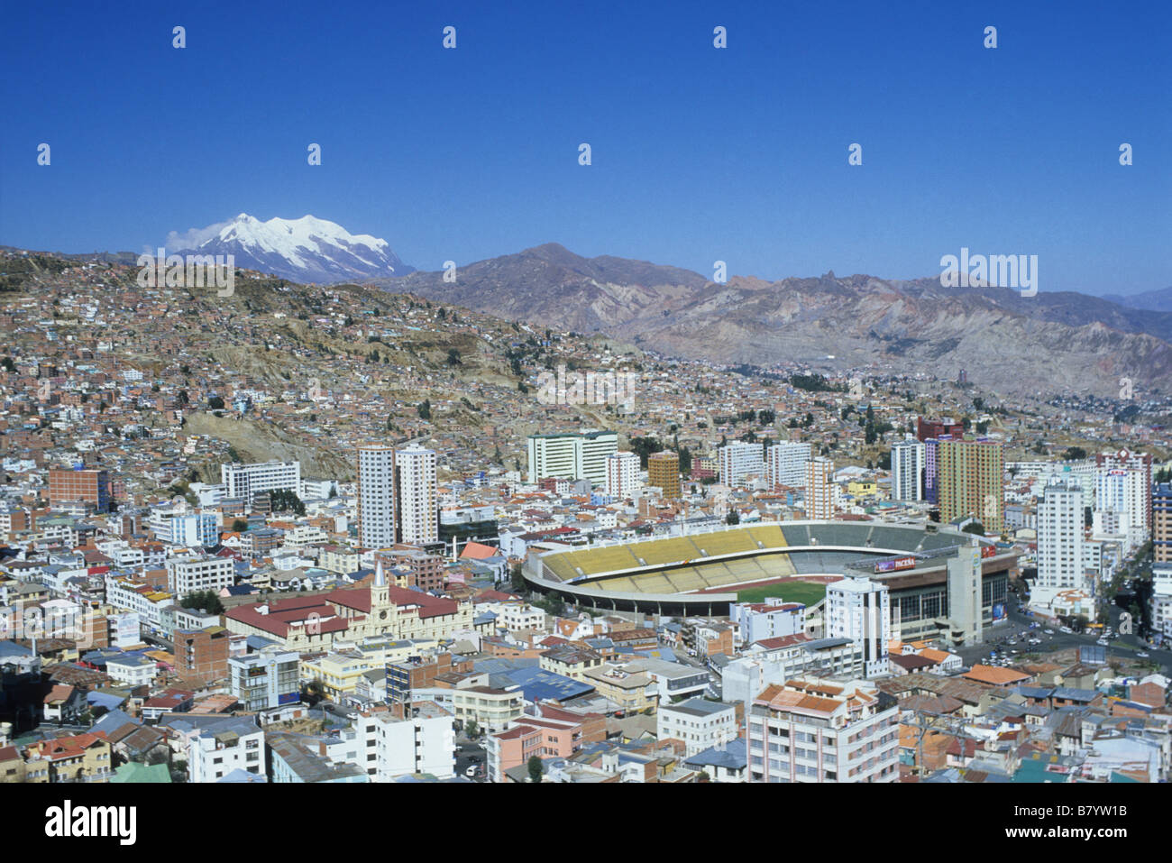 Ammira il quartiere di Miraflores, lo Stadio Olimpico Hernando Siles e il Monte Illimani dal punto panoramico Killi Killi, la Paz, Bolivia Foto Stock