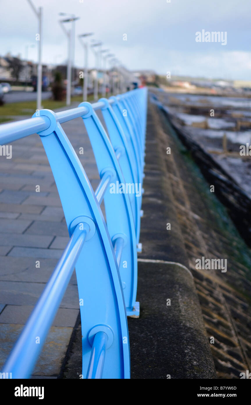 Blue ringhiere in ferro lungo il fronte mare a Carrickfergus Foto Stock