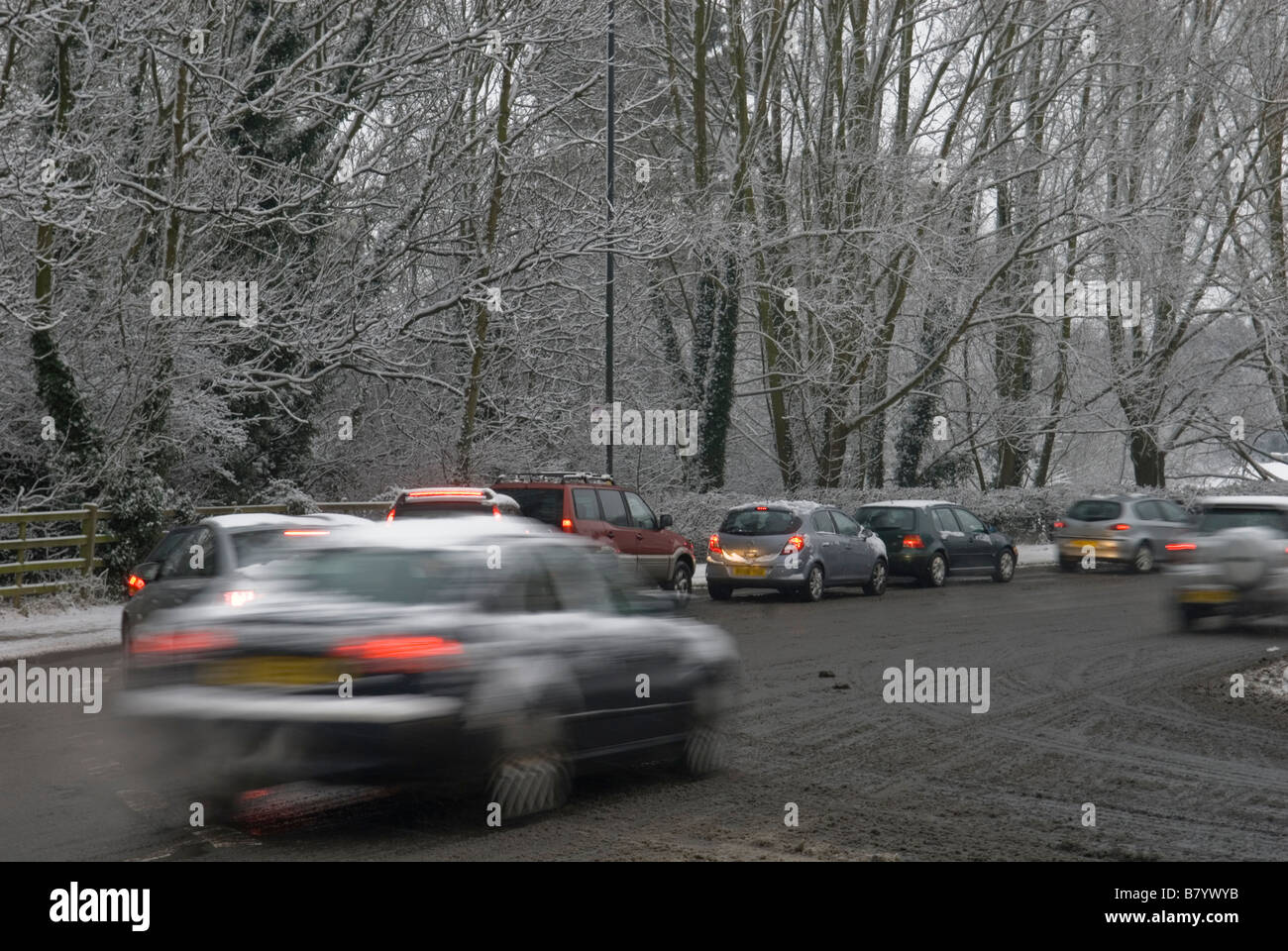 Auto in coda durante il gelido meteo su Coventry Street in inverno la neve Foto Stock