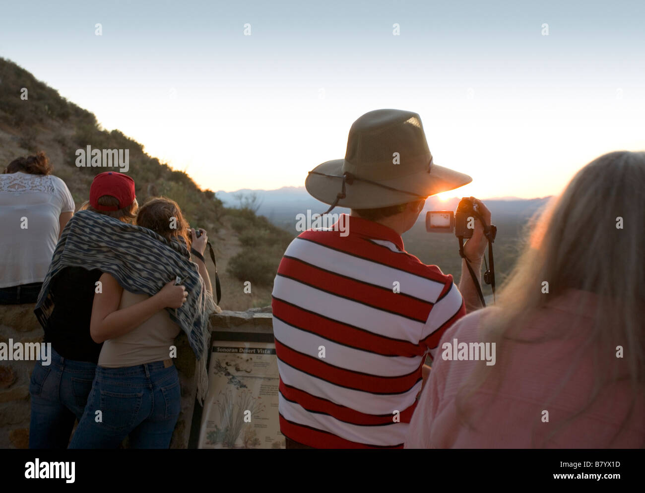 I turisti a scattare foto e video cancelli a passare al tramonto porte Pass è nel Parco nazionale del Saguaro in Tucson in Arizona Foto Stock