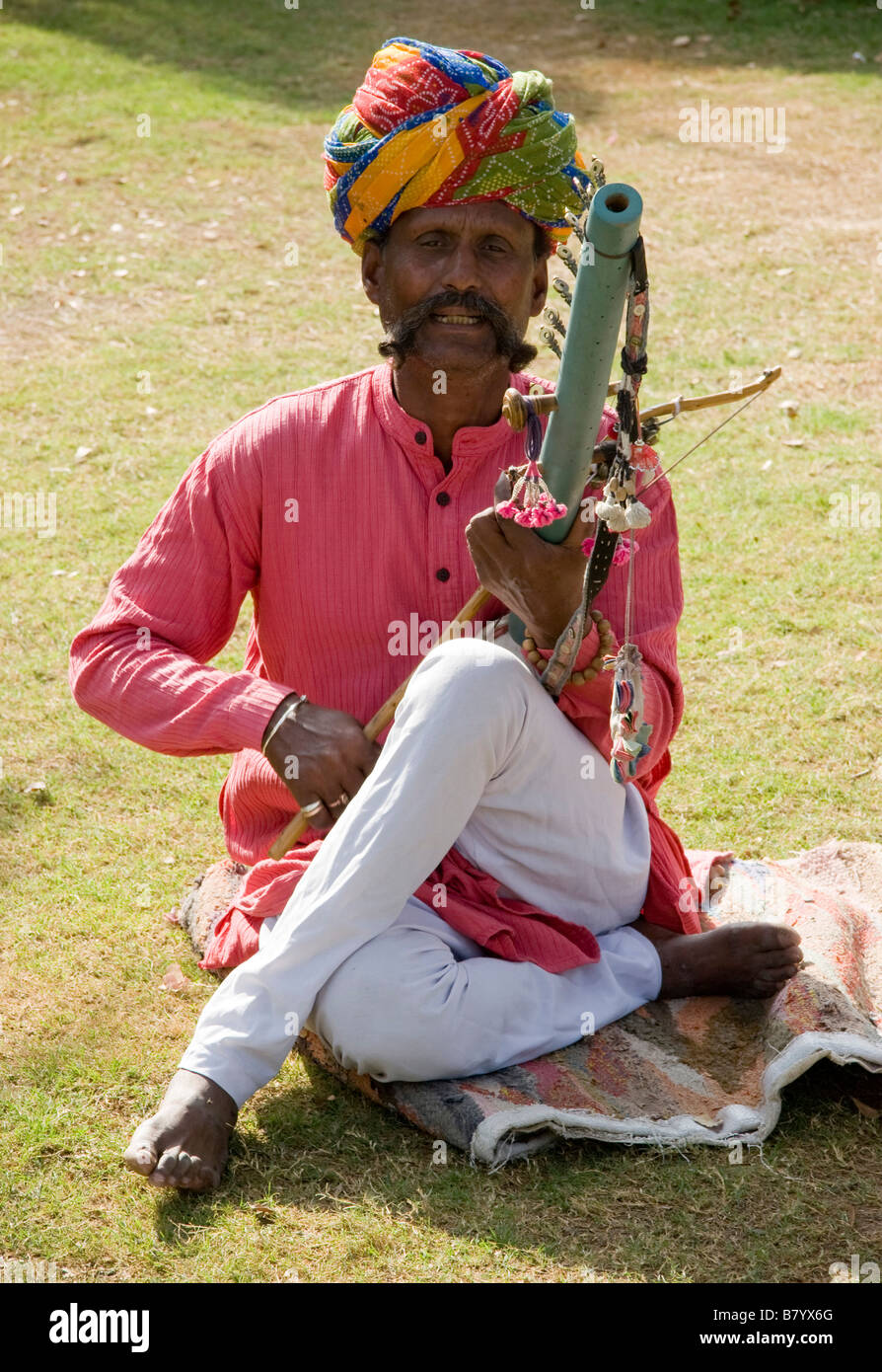 L'uomo gioca la musica tradizionale Jhunjhunu Rajasthan in India Foto Stock