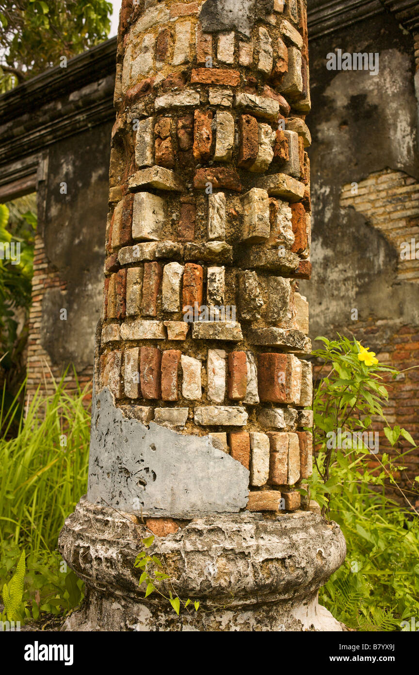 Le antiche rovine sull isola Penyengat Foto Stock