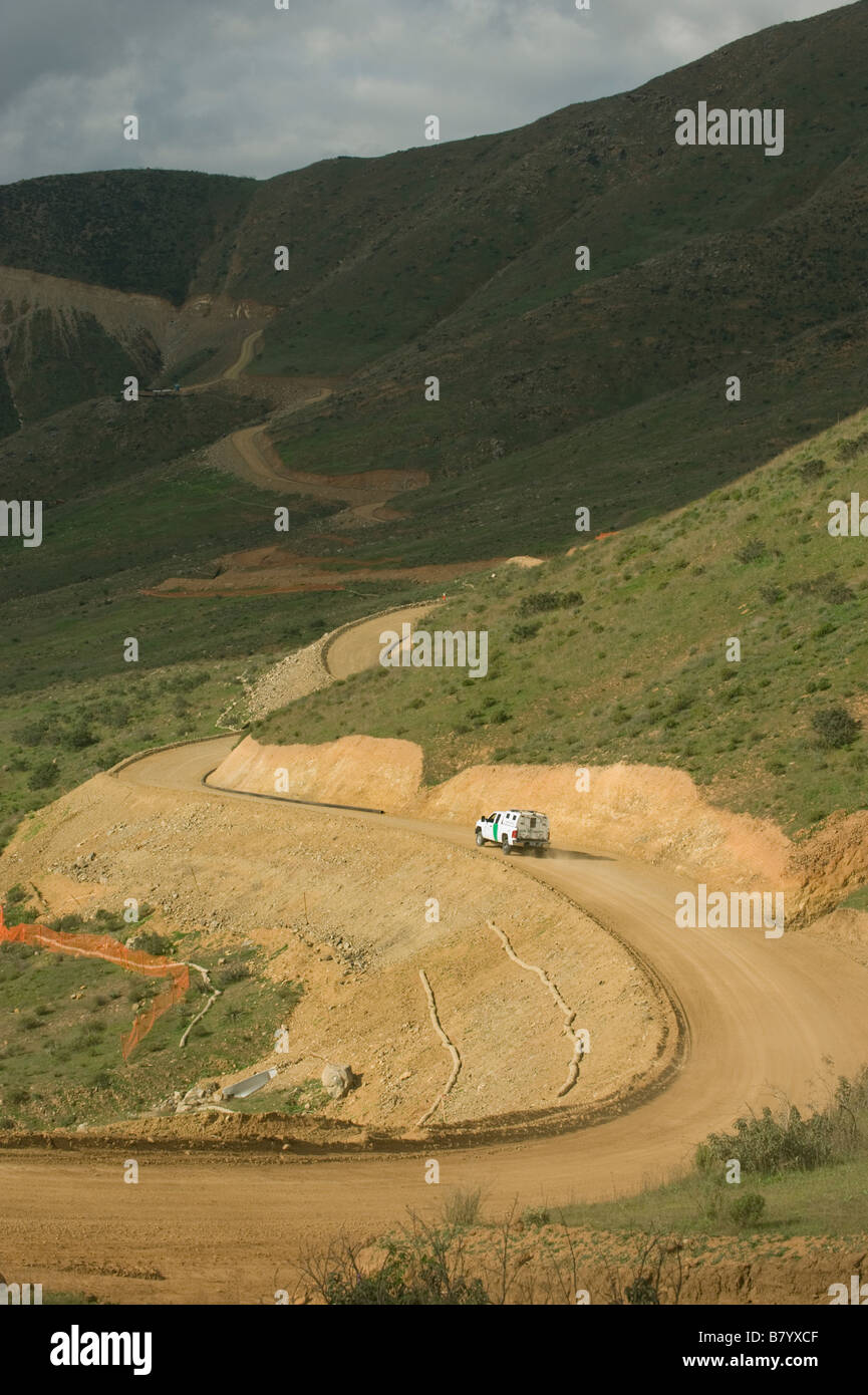 Noi Pattuglia di Confine sul confine nuovo accesso strada scavata attraverso Otay Mountain Wilderness, California Foto Stock