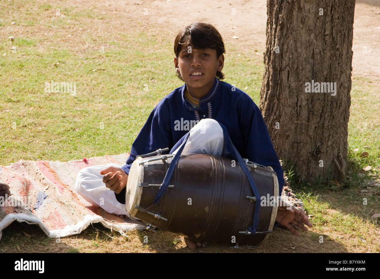 Ragazzo suona musica tradizionale Jhunjhunu Rajasthan in India Foto Stock