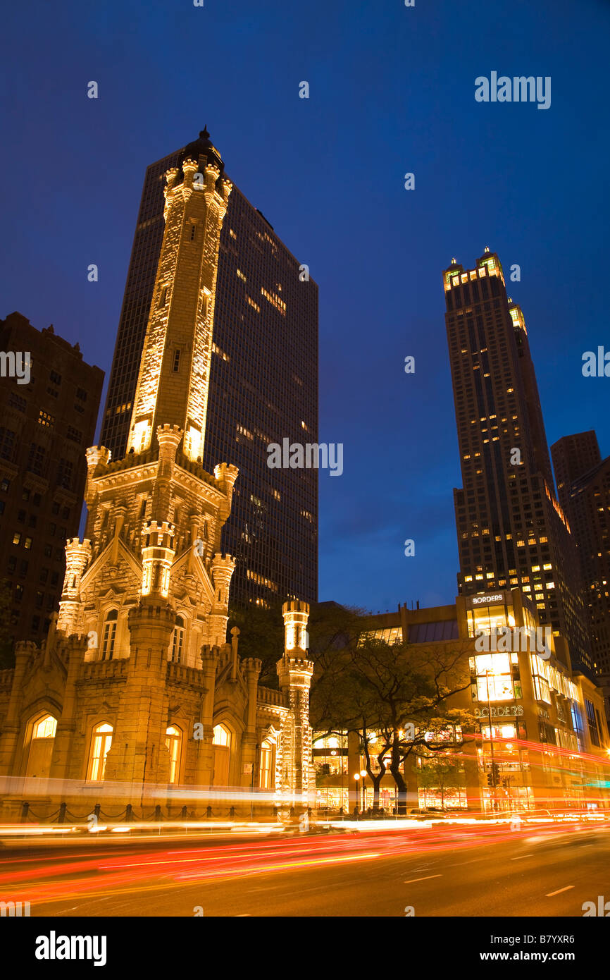 ILLINOIS Chicago Water Tower Building su Michigan Avenue al tramonto luci sfocate di traffico sul Magnificent Mile Foto Stock