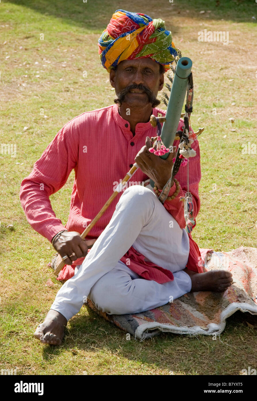 L'uomo gioca la musica tradizionale Jhunjhunu Rajasthan in India Foto Stock