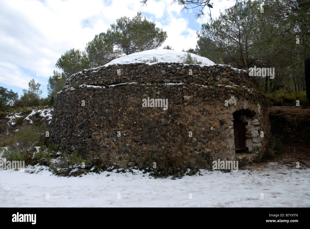 Vista invernale di Moresco casa di ghiaccio, nei pressi di rovine di L'Atzuvieta, Vall d'Alcala, Marina Alta, Provincia di Alicante, Spagna Foto Stock