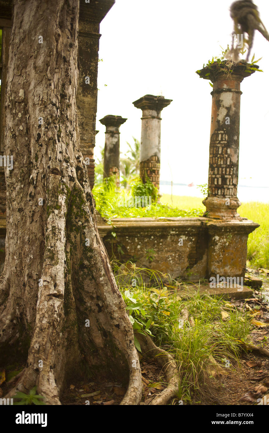 Le antiche rovine sull isola Penyengat Foto Stock