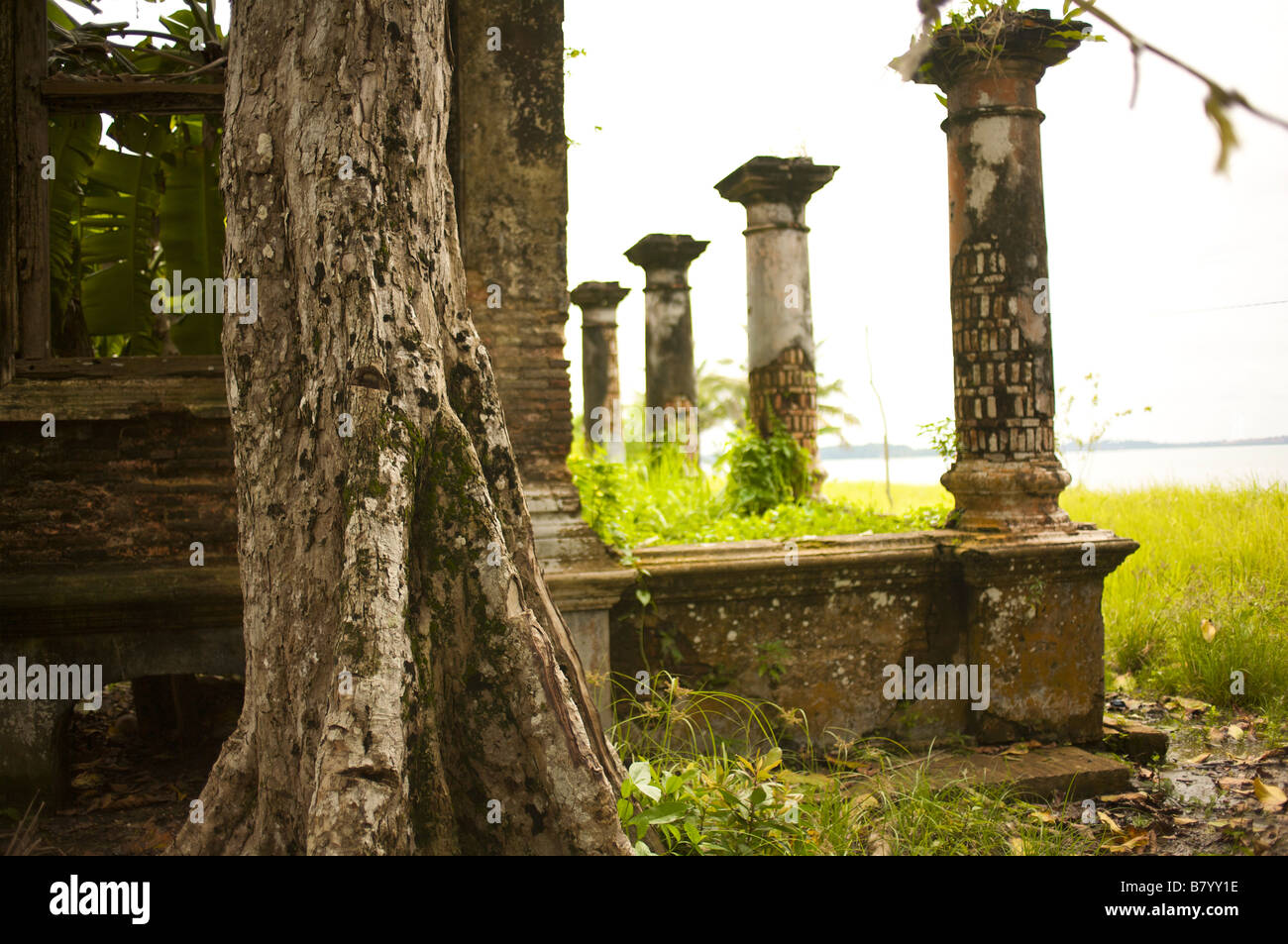 Le antiche rovine sull isola Penyengat Foto Stock