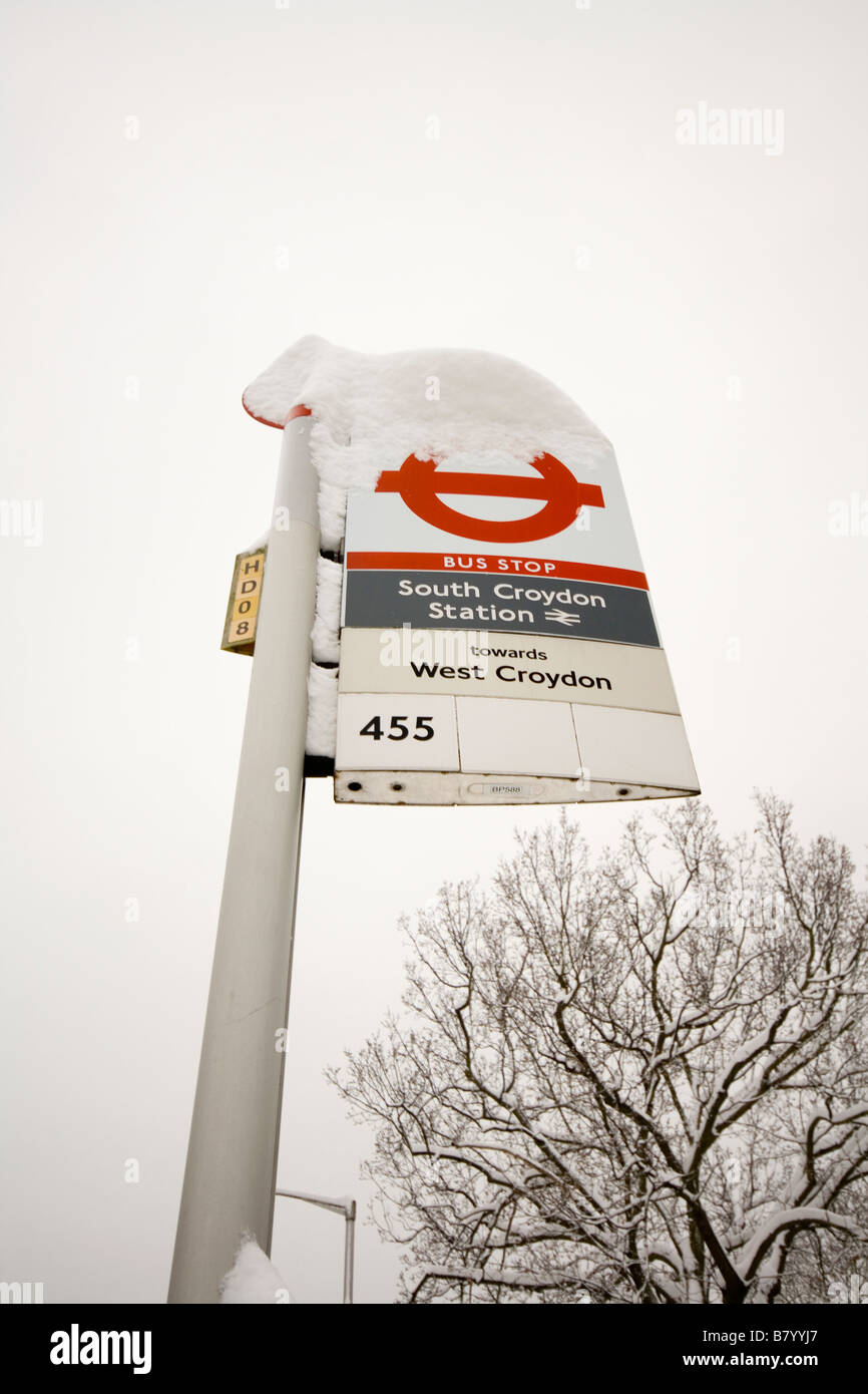 Un bus nevoso segno di stop in London. Foto Stock