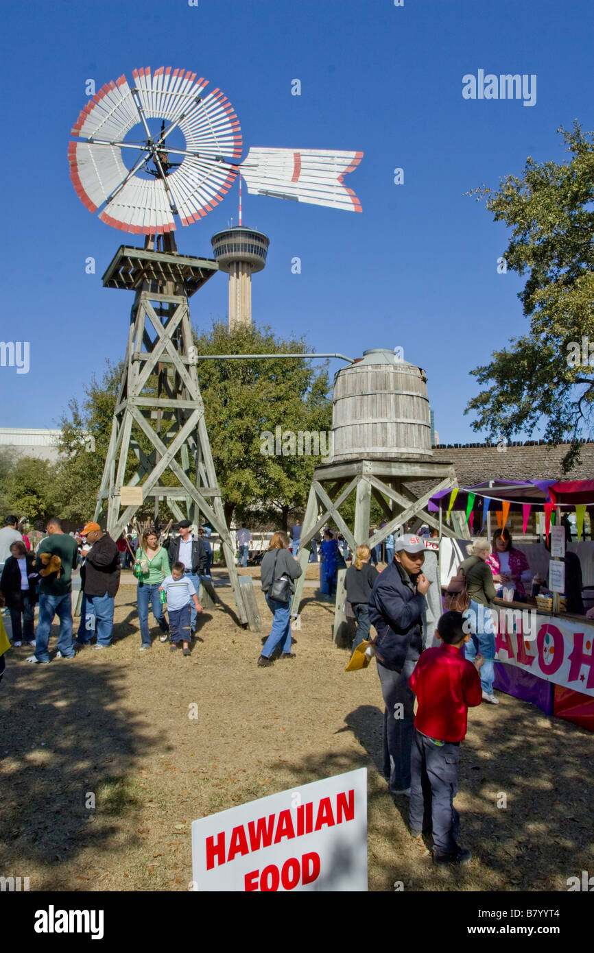 Torre delle Americhe windmill e stand alimentari durante il Festival Asian Institute of Texan Cultures San Antonio Texas Foto Stock