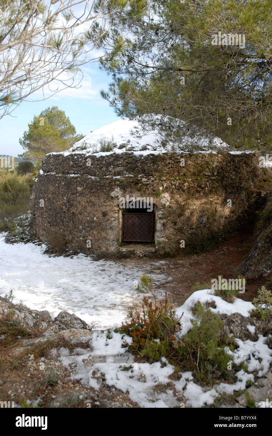 Moresco casa di ghiaccio in inverno, nei pressi di rovine di L'Atzuvieta, Vall d'Alcala, Marina Alta, Provincia di Alicante, Spagna Foto Stock