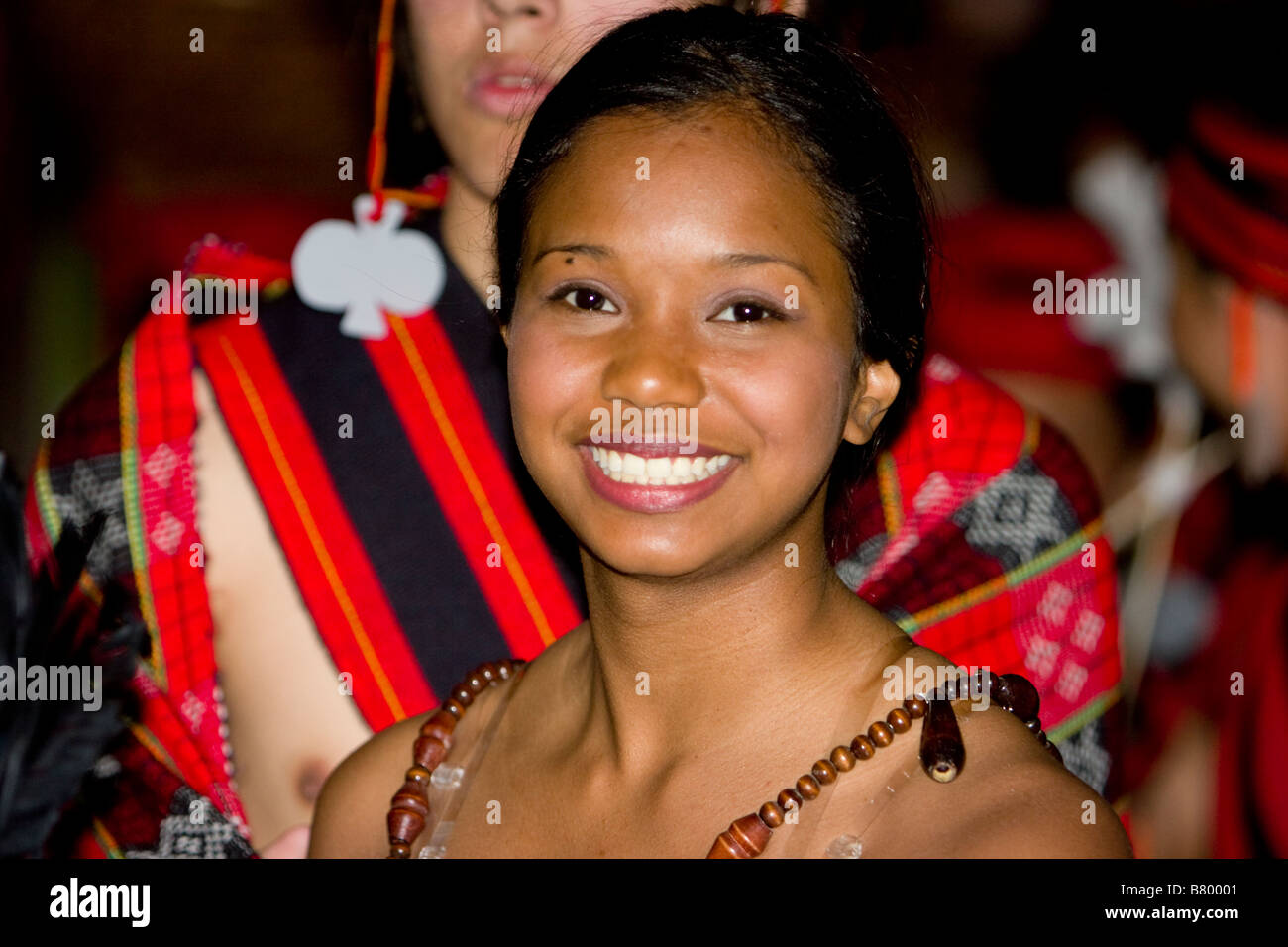 I giovani musicisti nel tradizionale filippino, abiti cerimoniali Foto Stock