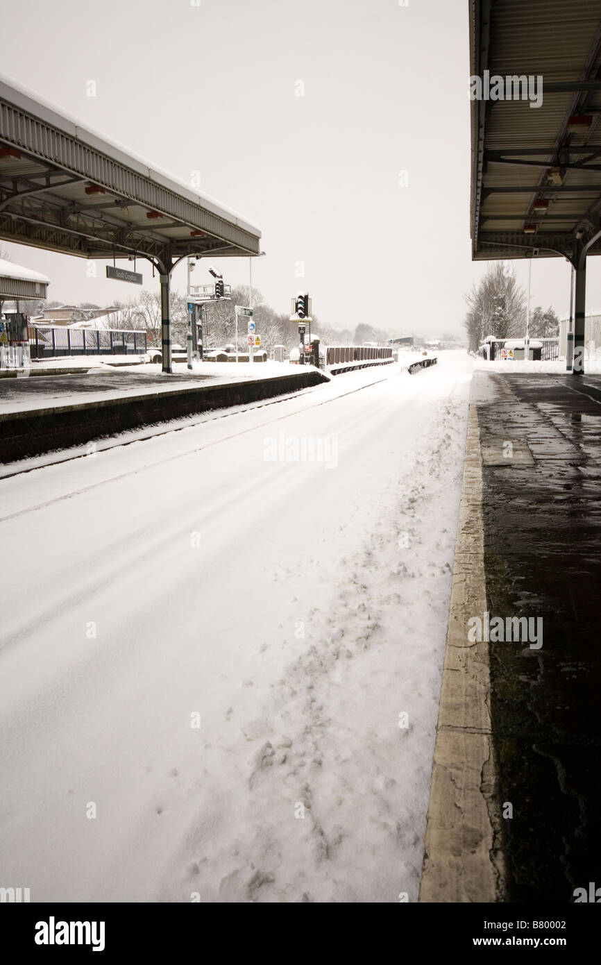 Tracce ferroviarie coperte di neve a Londra Inghilterra Foto Stock