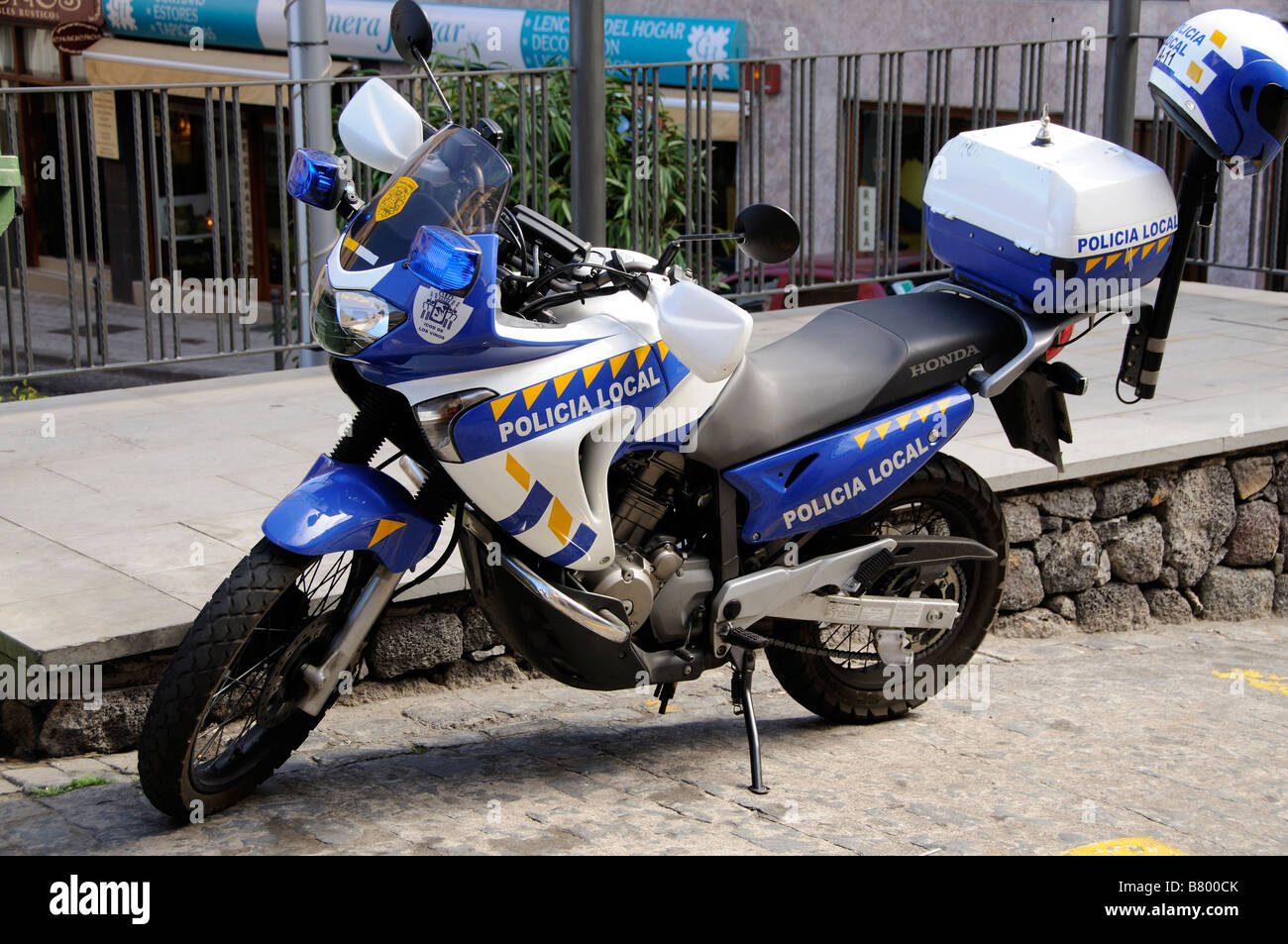Polizia spagnola moto parcheggiata sul suo supporto Foto Stock