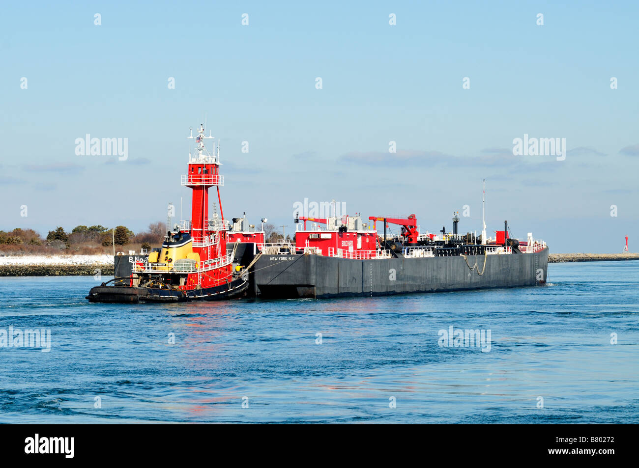 Red rimorchiatore a traino e inclus voce fuori in mare su una chiara giornata invernale da 'Bouchard trasporto' Company Foto Stock