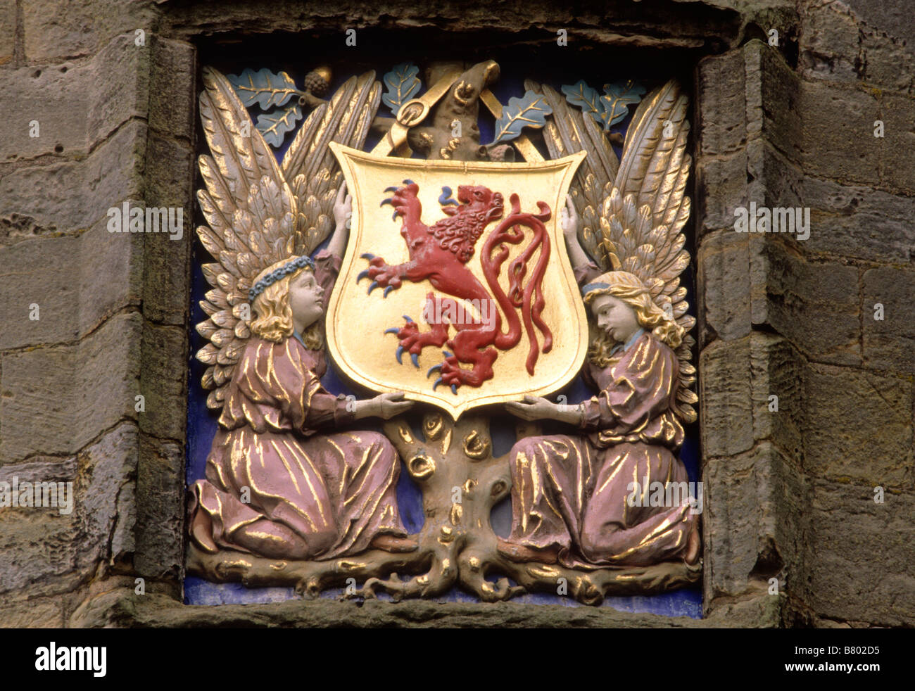 Falkland Palace Gatehouse Leone di Scozia Stemma Stemma scudo armorial dispositivo Rosso leone rampante supportato da angeli Foto Stock