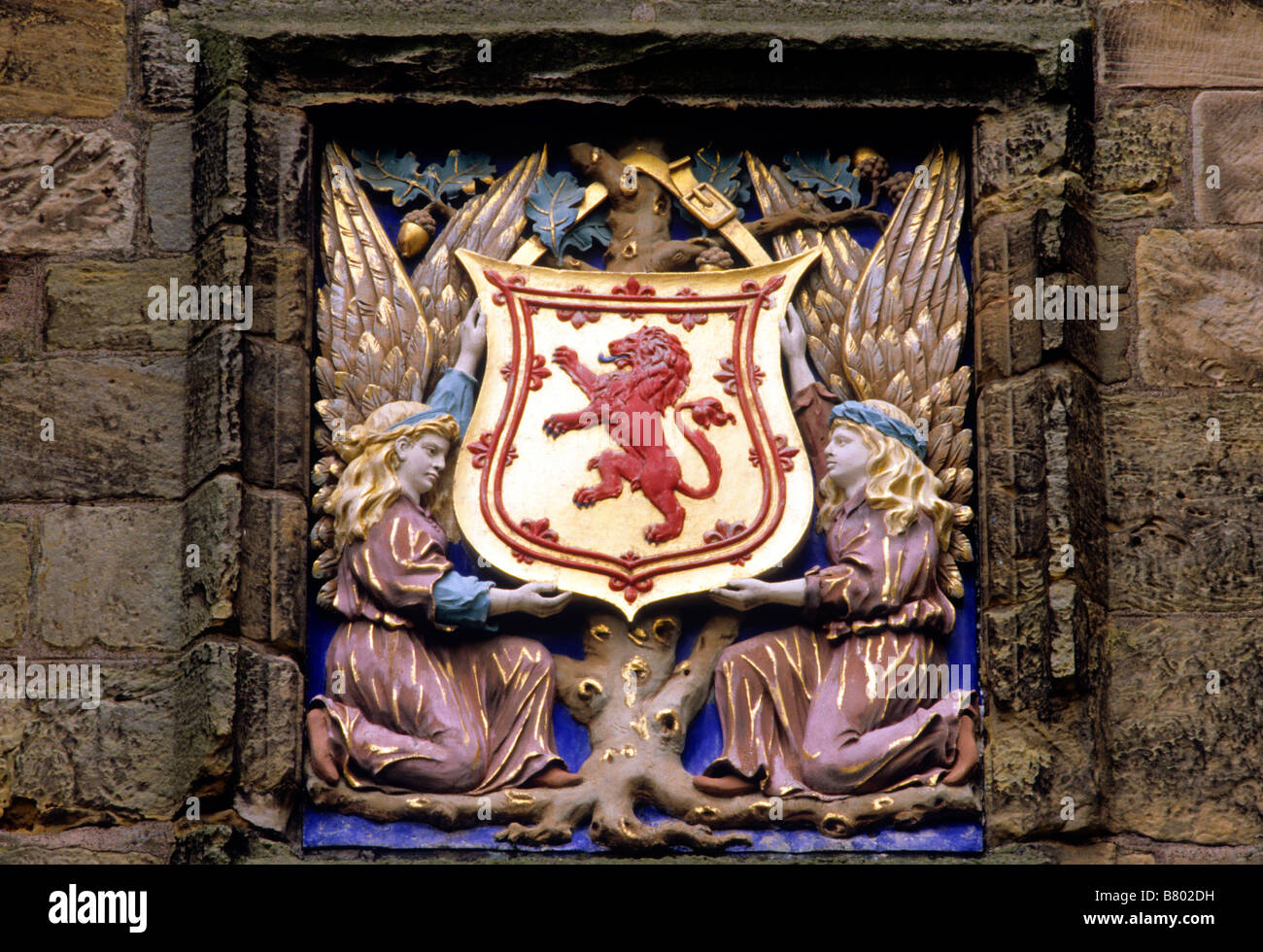 Falkland Palace Gatehouse Leone di Scozia Stemma scudo armorial dispositivo Rosso leone rampante supportato da angeli angelo Foto Stock
