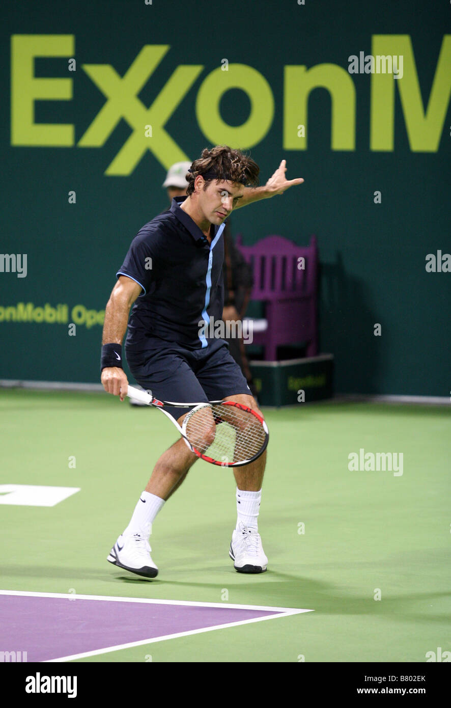 Roger Federer svizzera o riproduzione di Andreas Seppi di Italia il Jan 7 2009 nel Qatar ExxonMobil Open Foto Stock