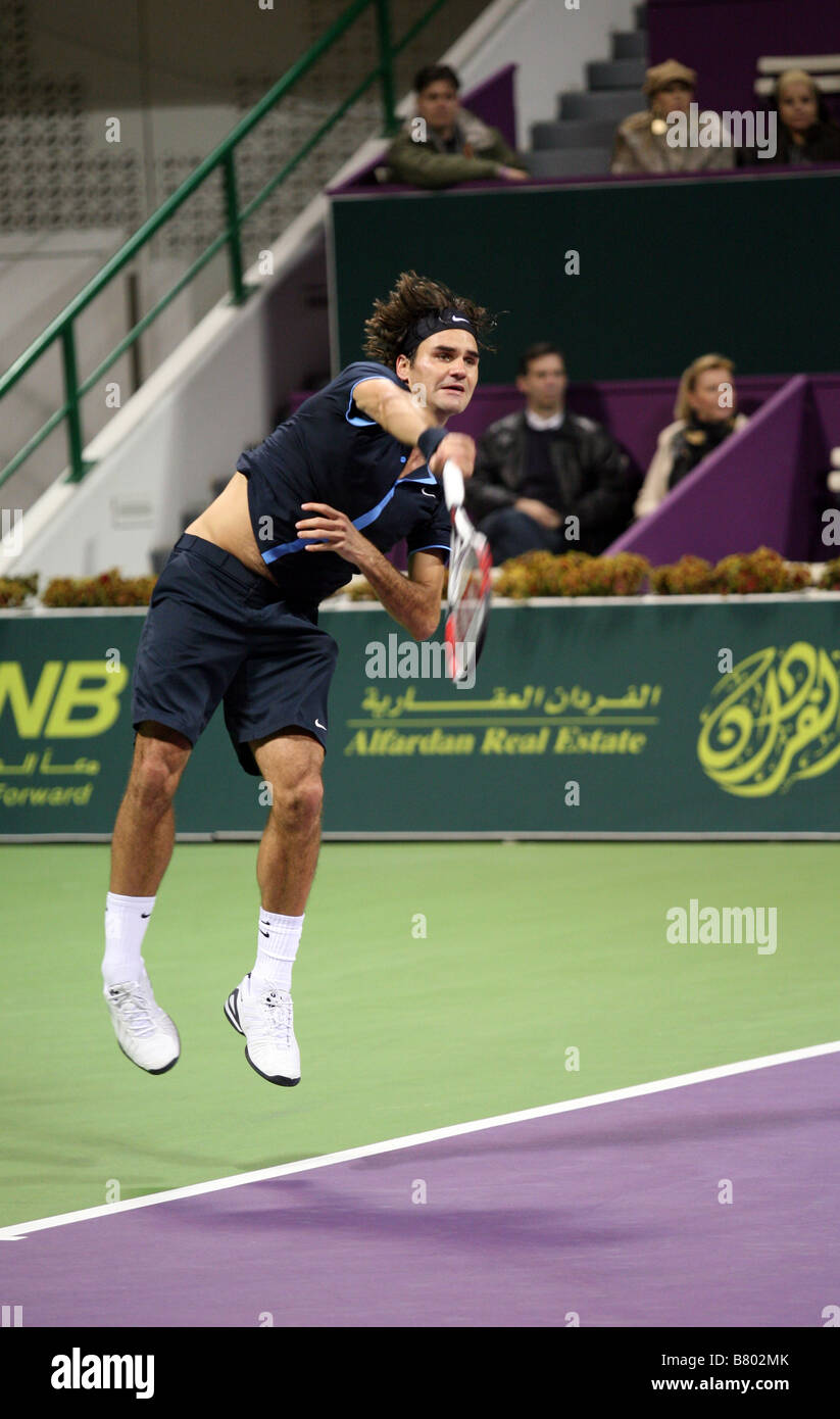 Roger Federer svizzera o riproduzione di Andreas Seppi di Italia il Jan 7 2009 nel Qatar ExxonMobil Open Foto Stock