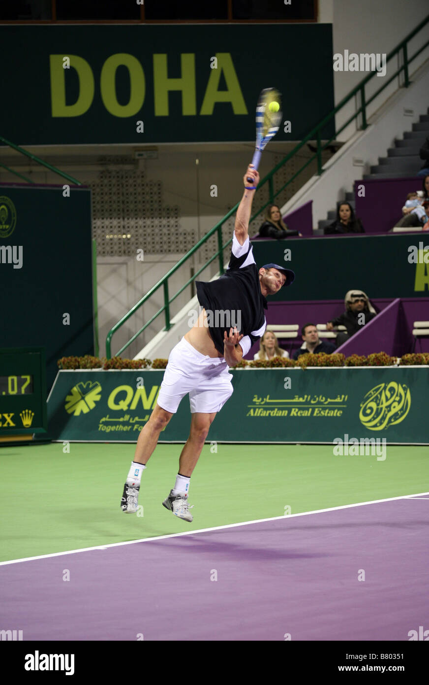 Americano Andy Roddick in finale del Qatar ExxonMobil Open Tournament 2009 che ha perso il britannico Andy Murray Foto Stock