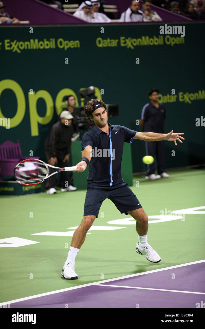 Roger Federer svizzera o riproduzione di Andreas Seppi di Italia il Jan 7 2009 nel Qatar ExxonMobil Open Foto Stock