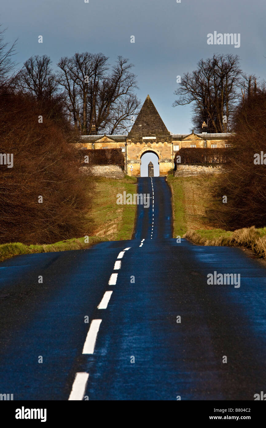 Il Gate House Castle Howard vicino a Malton North Yorkshire progettato da Vanbrugh nel 1719 Foto Stock