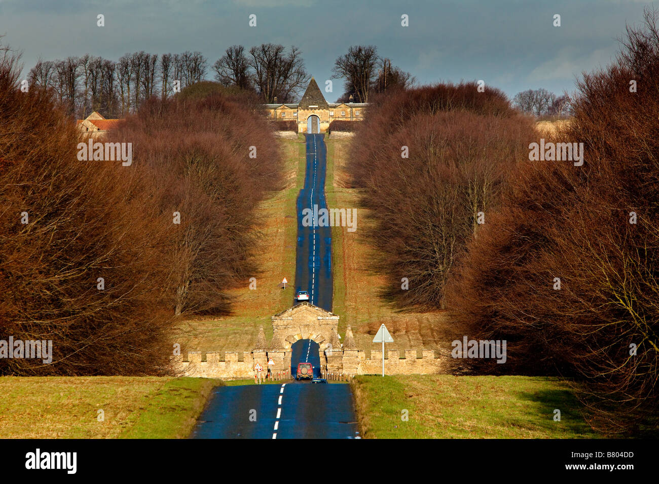 La Avenue e Gate House Castle Howard vicino a Malton North Yorkshire progettato da Vanbrugh nel 1719 Foto Stock