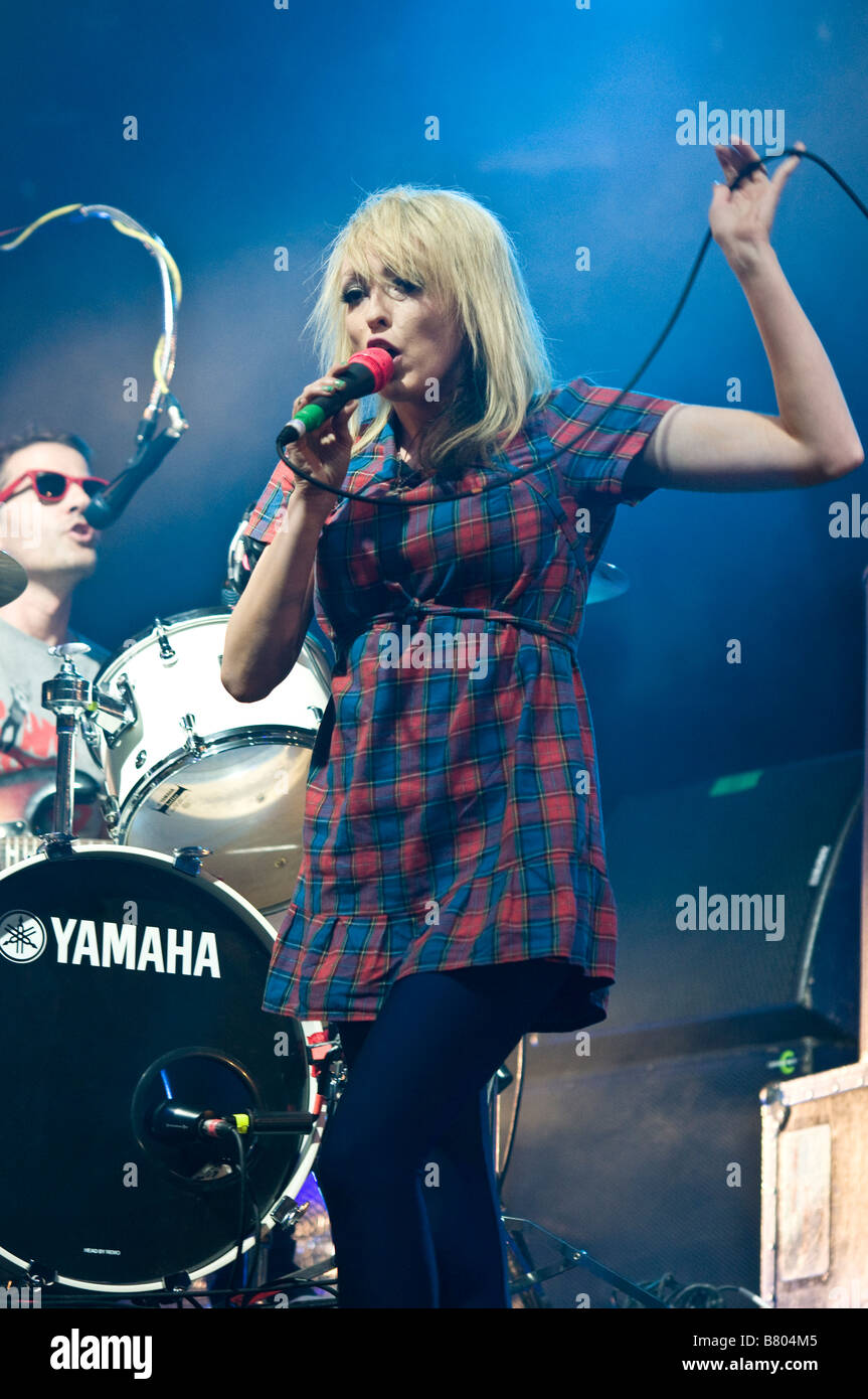 Il Ting Tings eseguire sul palco del Festival della lettura 2008 Foto Stock