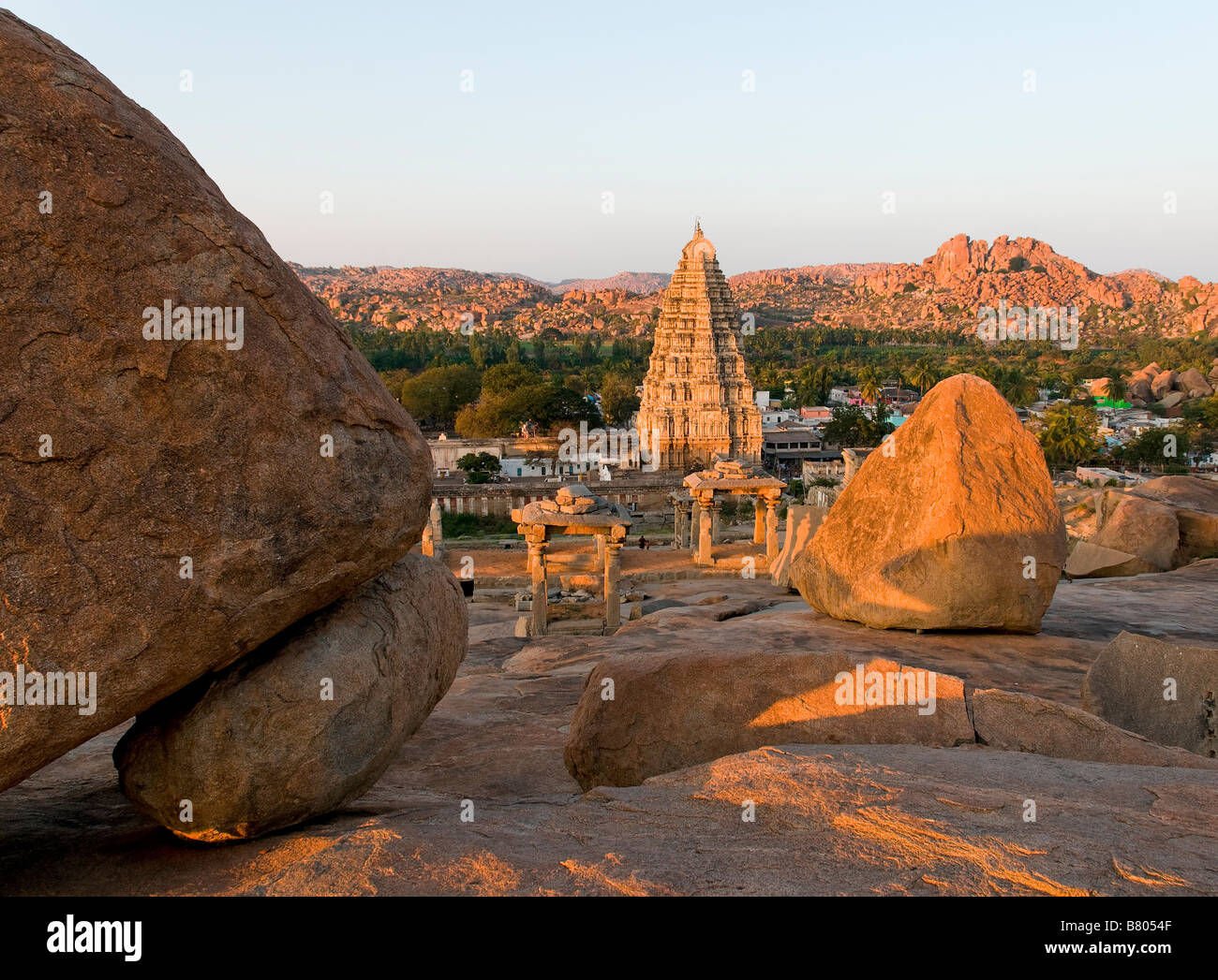 Il Tempio Virupaksha visto dalla collina Hermakuta in Hampi India Foto Stock
