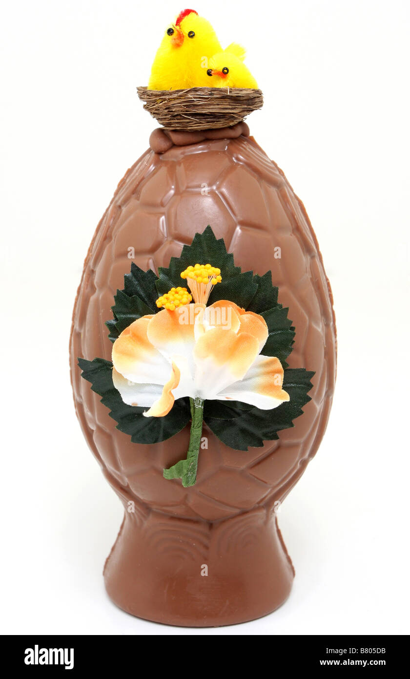 Un cioccolato uovo di pasqua isolare su bianco con hen sul nido sulla parte superiore Foto Stock