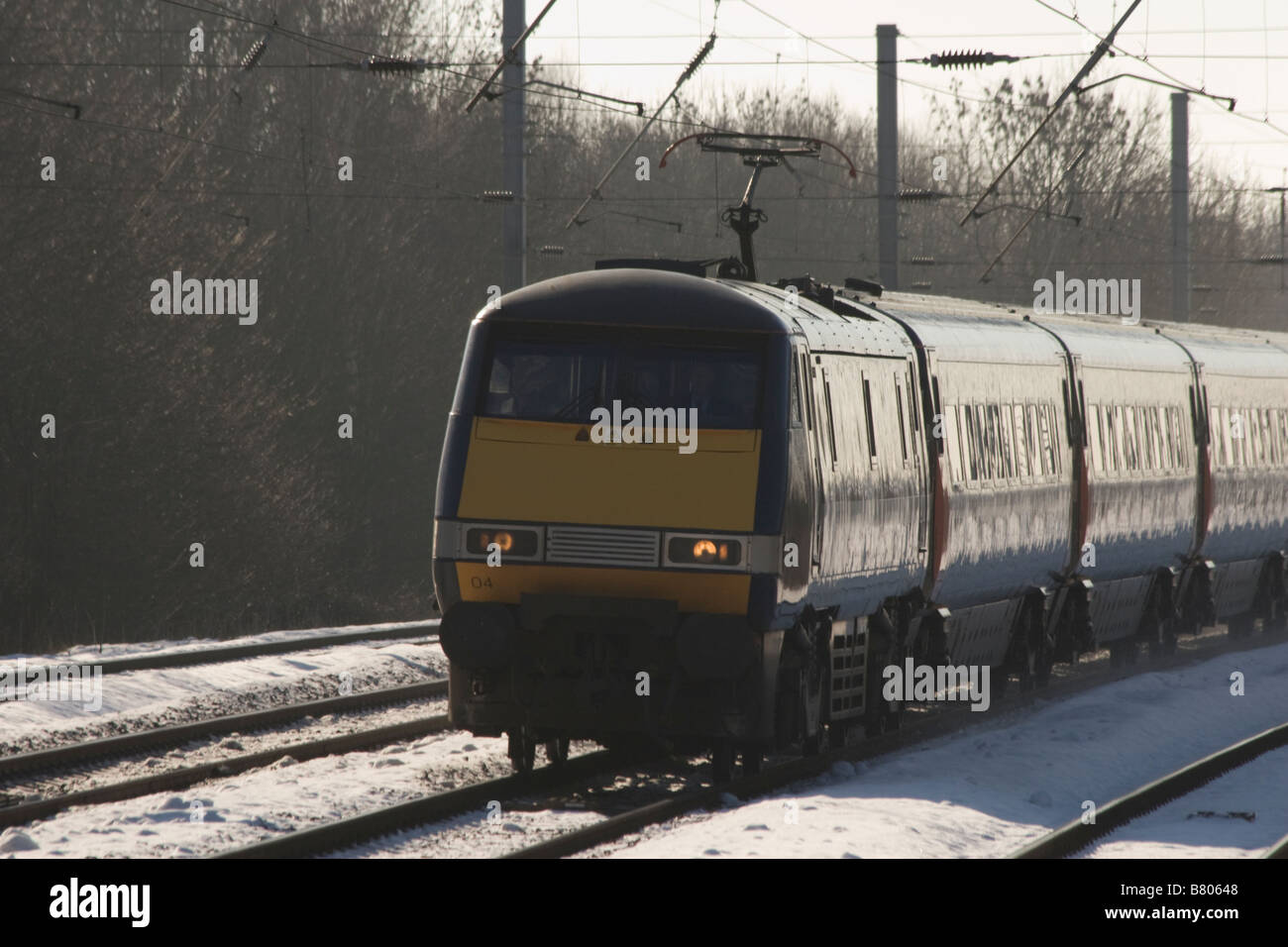 La National Express Express treno passeggeri passa attraverso la stazione di Huntingdon Foto Stock