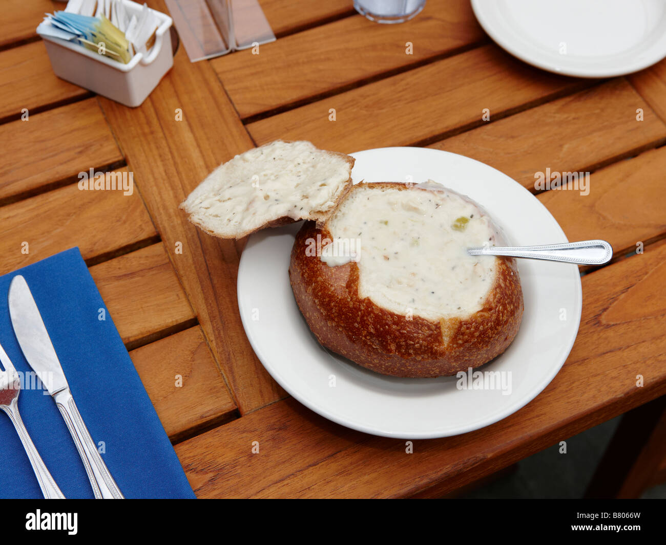 Autentica Clam Chowder in pane di pasta acida terrina servita in un ristorante sul molo 39. San Francisco, California, Stati Uniti d'America. Foto Stock