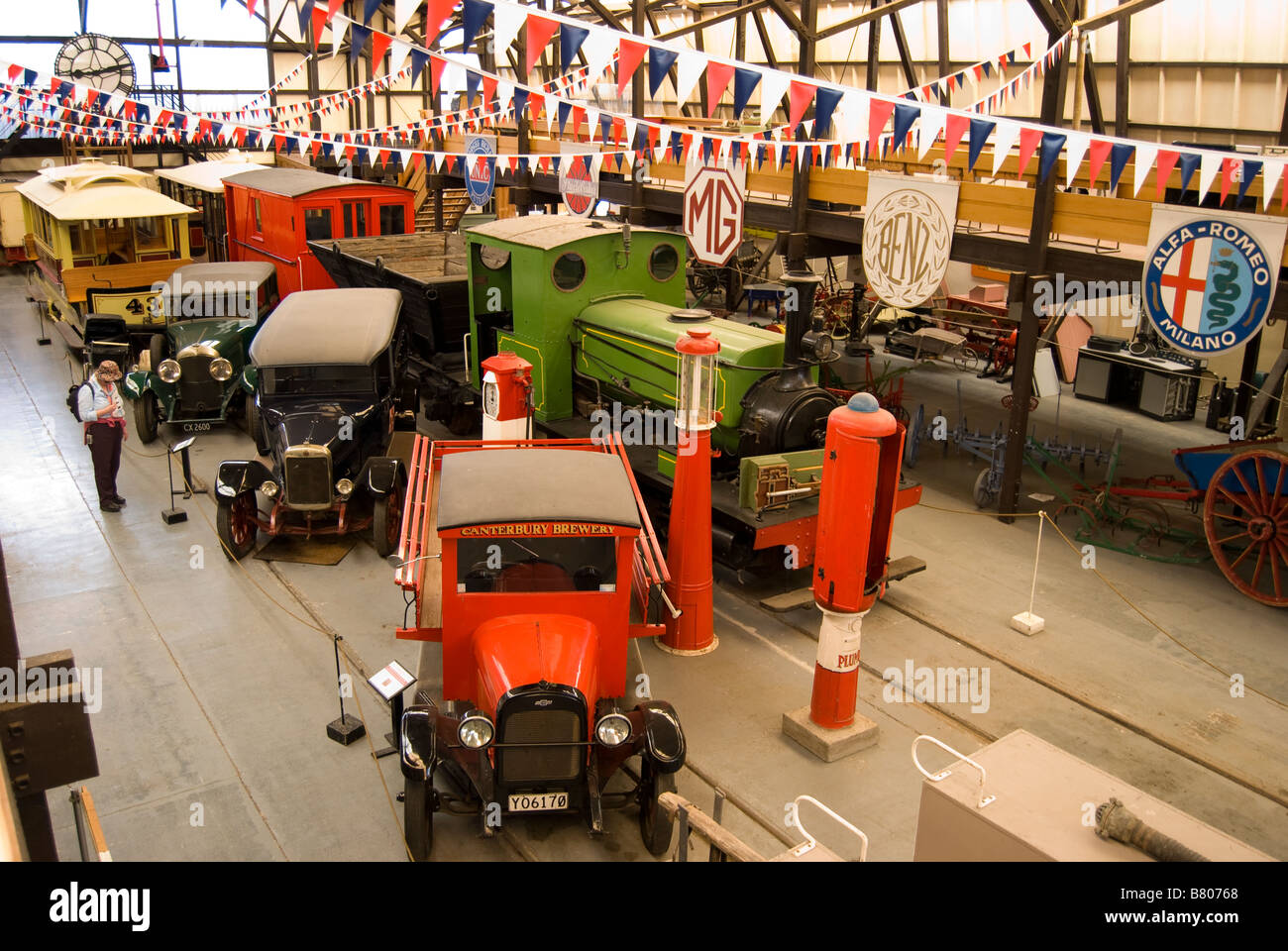 I veicoli antichi, Sala delle ruote, Ferrymead Heritage Park, Ferrymead, Christchurch, Canterbury, Nuova Zelanda Foto Stock