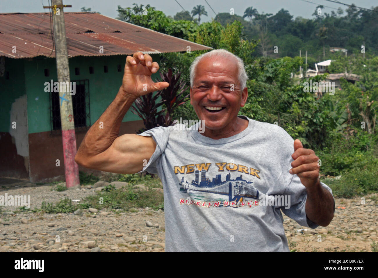 Il vecchio uomo flettendo la muscolatura del braccio fuori Quito, Ecuador, Sud America Foto Stock