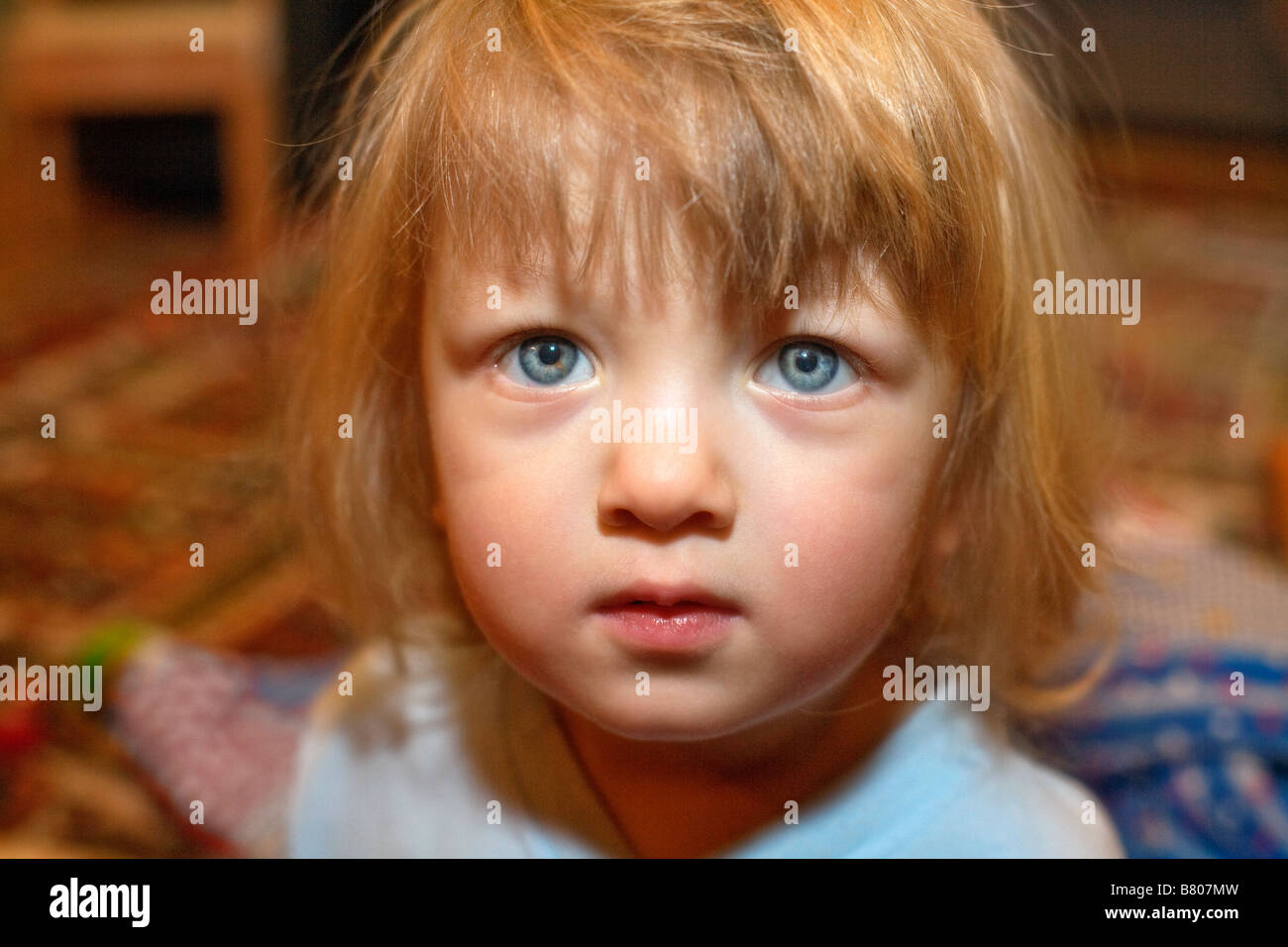 Bimbo di 2 anni con i capelli lunghi e gli occhi grandi Foto stock - Alamy