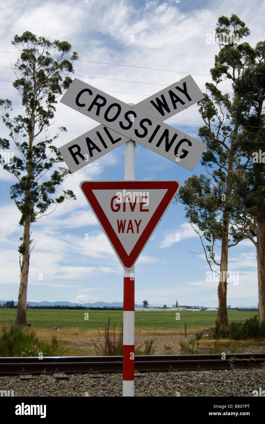Paese incrocio ferroviario segno, Highway 73, vicino a Darfield, Canterbury, Nuova Zelanda Foto Stock