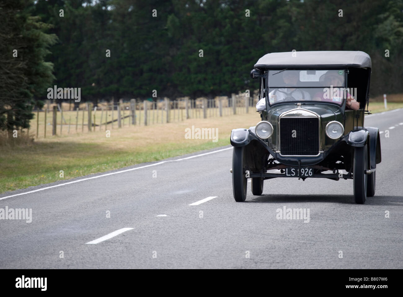 Auto d'epoca sull'Autostrada 72, nei pressi di Oxford, Canterbury, Nuova Zelanda Foto Stock