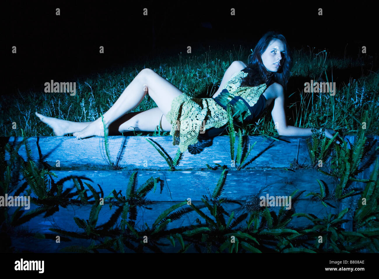 Giovane donna in posa di notte Foto Stock