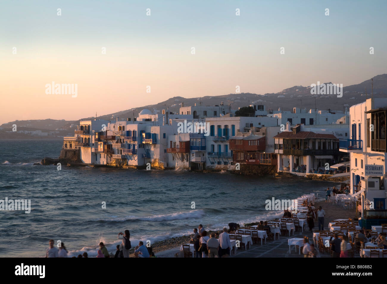 Mykonos, Porto, architettura veneziana, Cafe, Taverna, Tramonto, bella, greco, Grecia, Cultura, viaggi, soleggiato, vacanze, sun Foto Stock