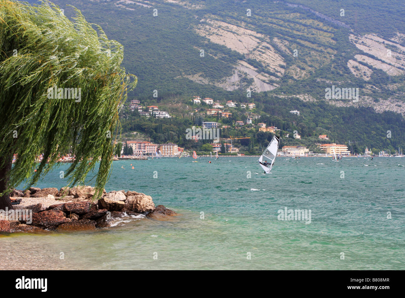 Windsurf sul lago di Garda Italia Foto Stock