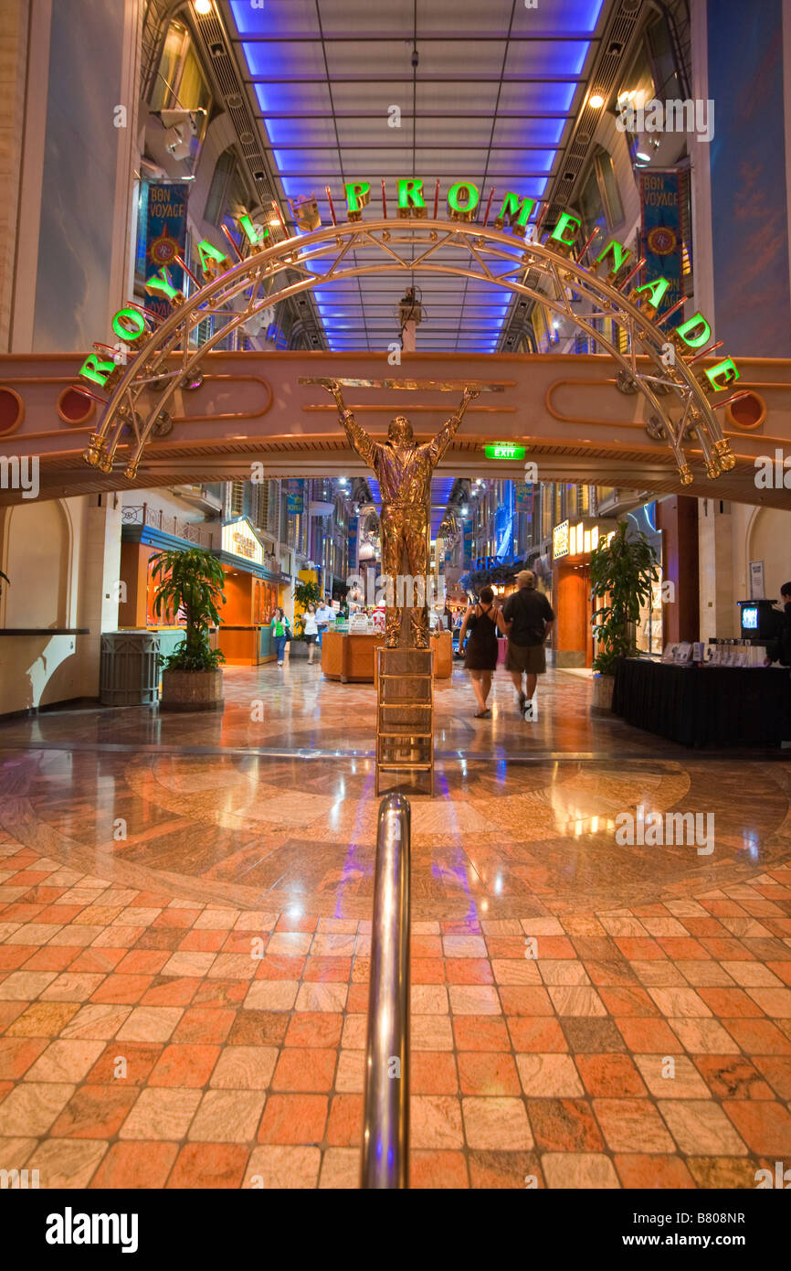 Ingresso al Royal Promenade coperta di Royal Caribbean Navigator dei mari nave da crociera Foto Stock