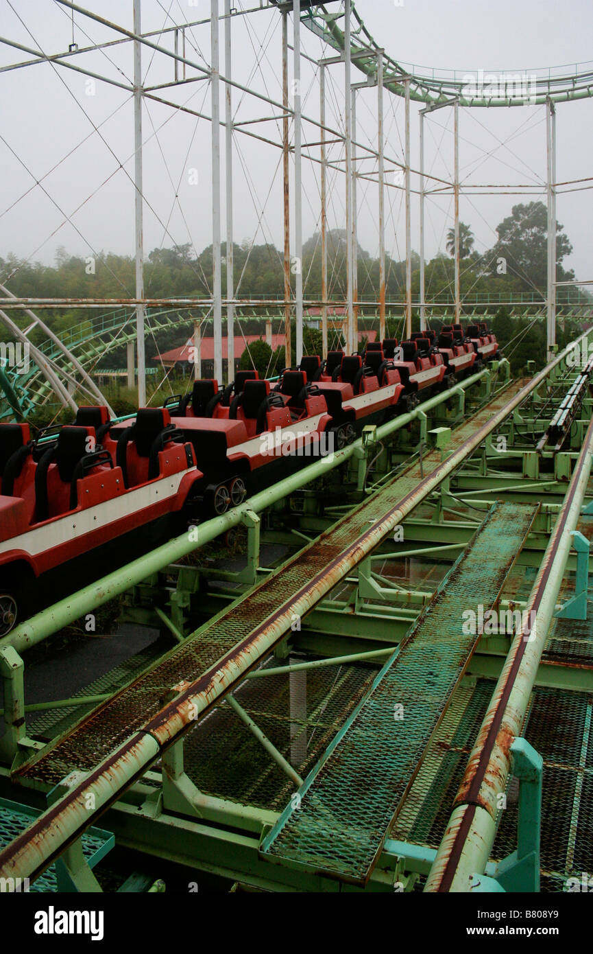 La vite Coaster - una in disuso ed dilapidando il roller coaster al chiuso-down Nara Dreamland parco tematico Foto Stock