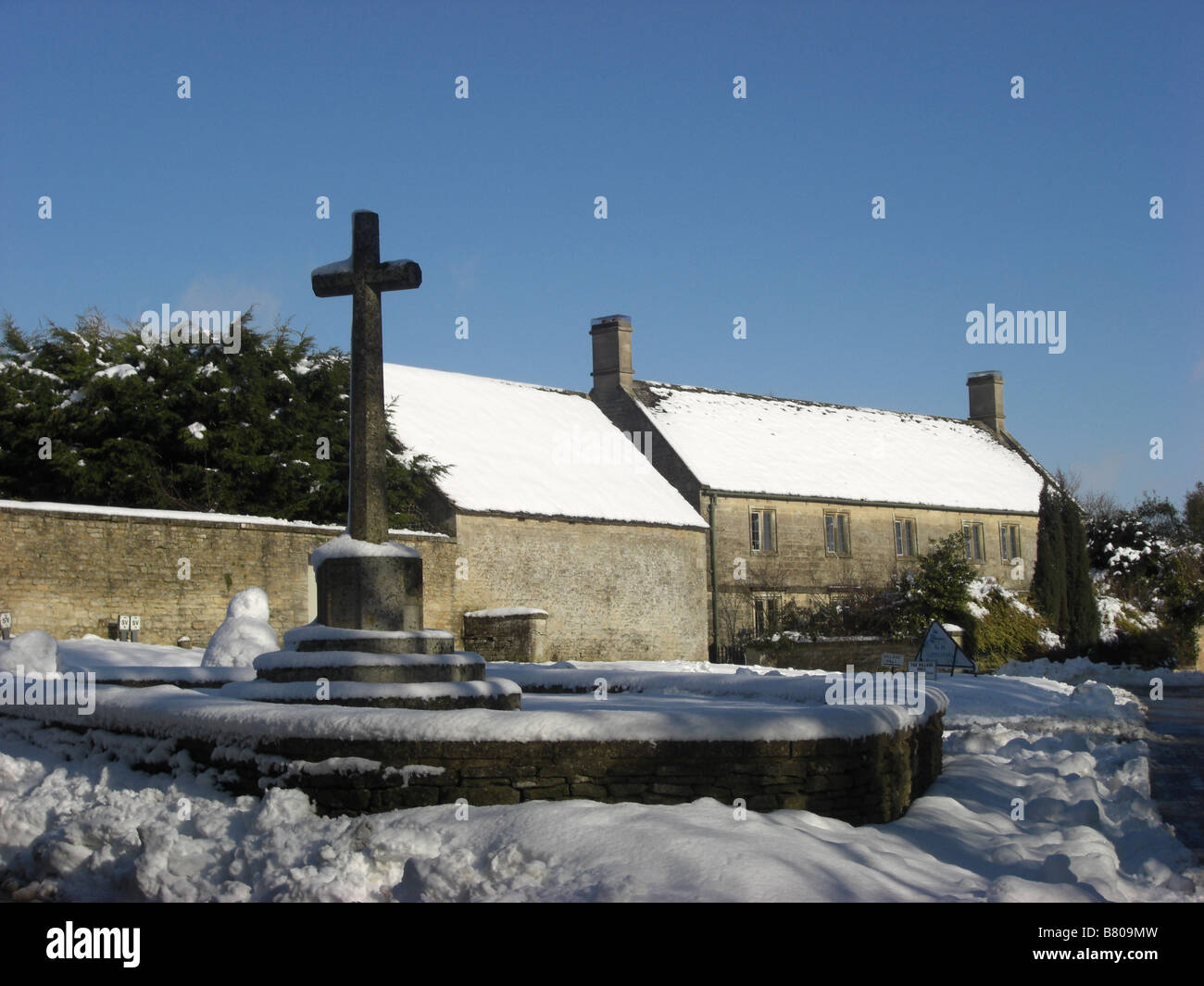 Croce e memorial in Great Barrington, Oxfordshire Foto Stock