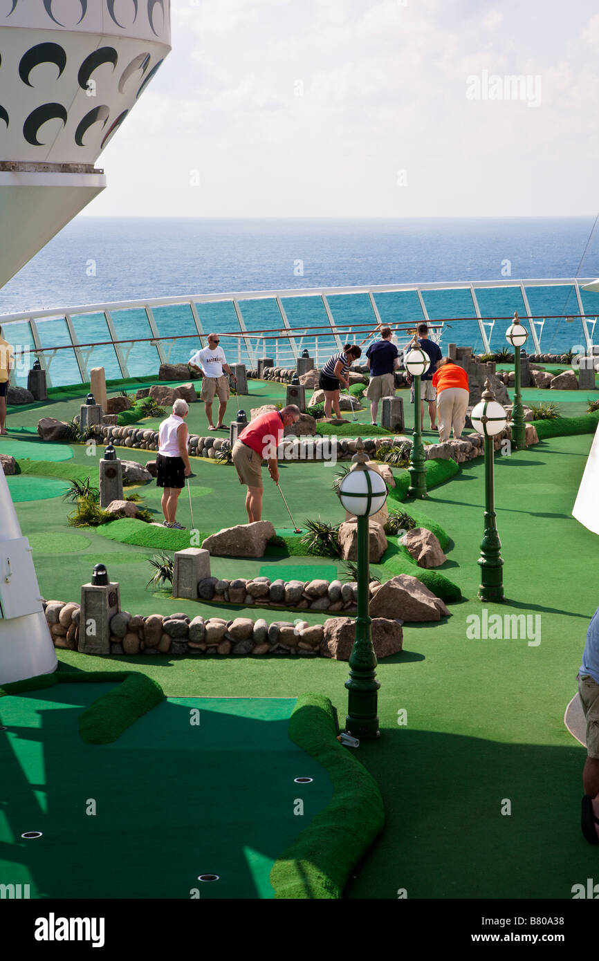 Gli ospiti delle crociere giocare a golf in miniatura sul ponte della Royal Caribbean Navigator dei mari nave da crociera Foto Stock