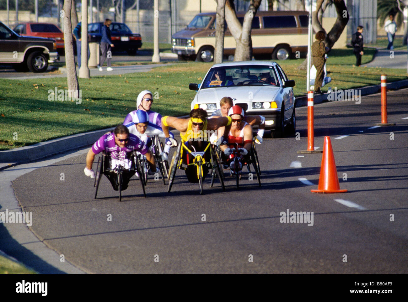 Sedia a rotelle racers velocità lungo una strada di città Foto Stock