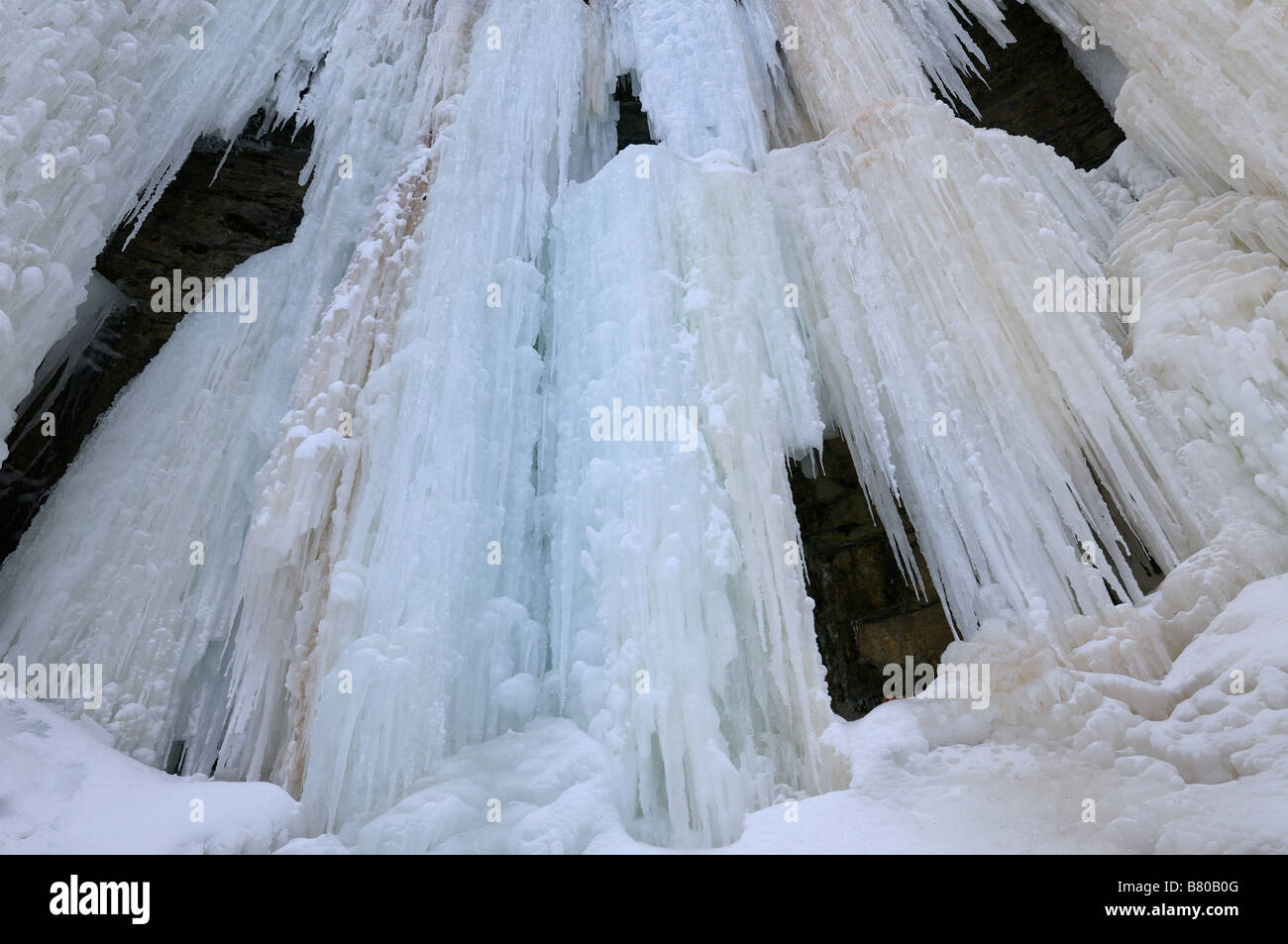 Ampio angolo di parete astratta di ghiaccio con ghiaccioli e la neve sulla scogliera di Tiffany cade Scarpata del Niagara Dundas Ontario Canada Foto Stock
