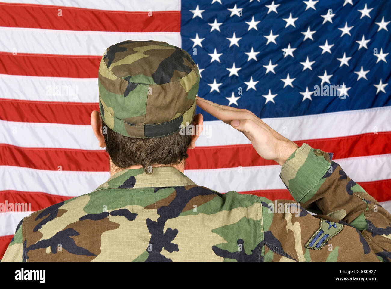 Un soldato veterano saluta la sua bandiera del Memorial Day Foto Stock
