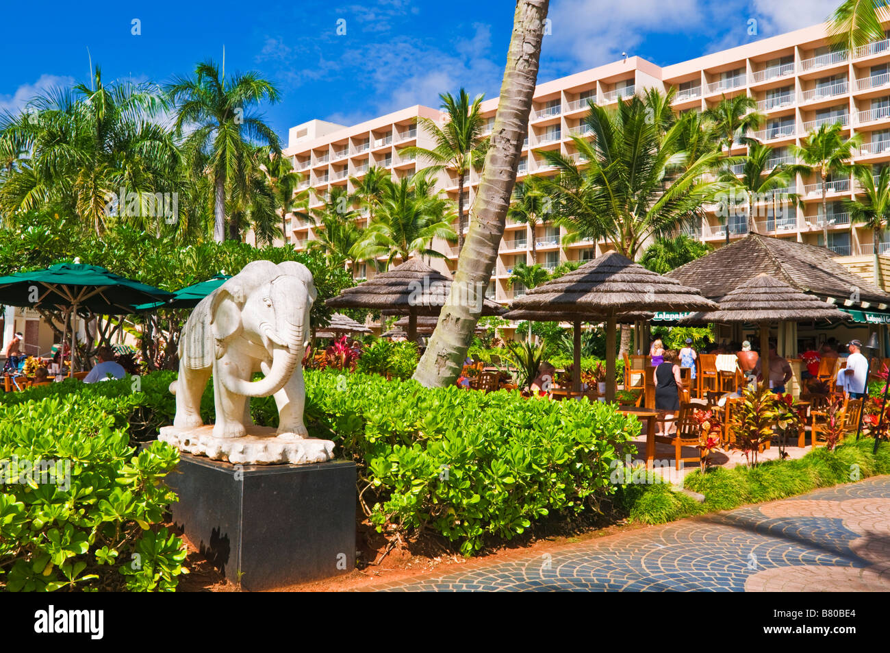 Statua di elefante e un bar a bordo piscina a Kauai Marriott Resort Isola di Kauai Hawaii Foto Stock